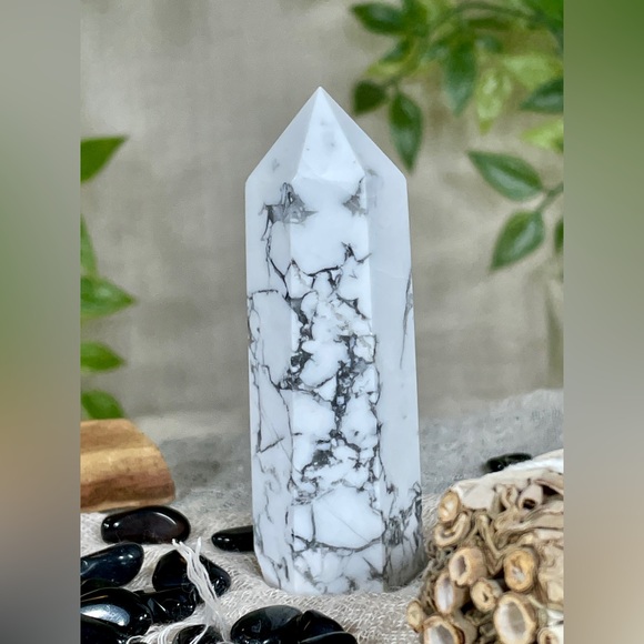 2172 Howlite Crystal Point - Picture 9 of 12